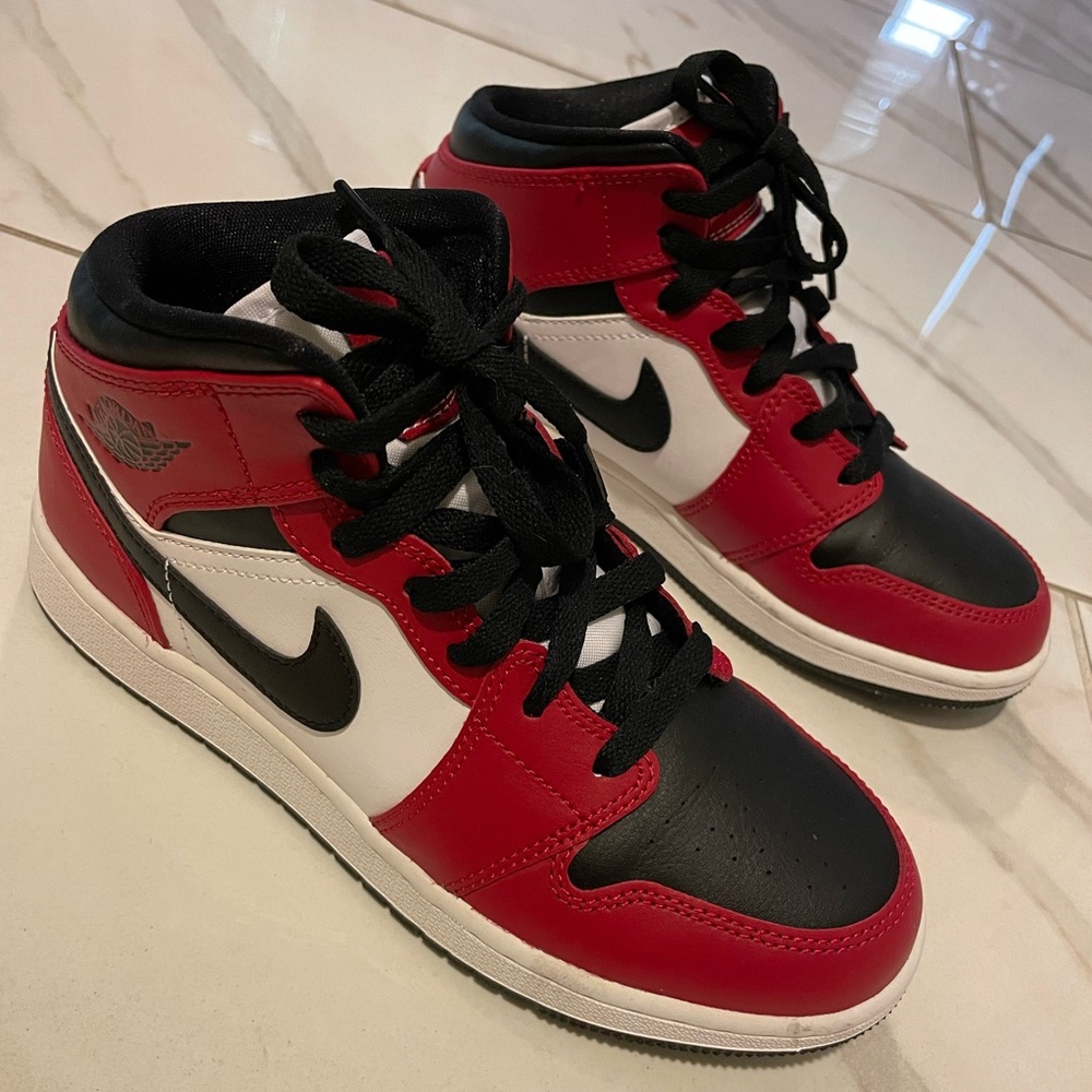 Air Jordan 1 Mid GS Chicago Black Toe